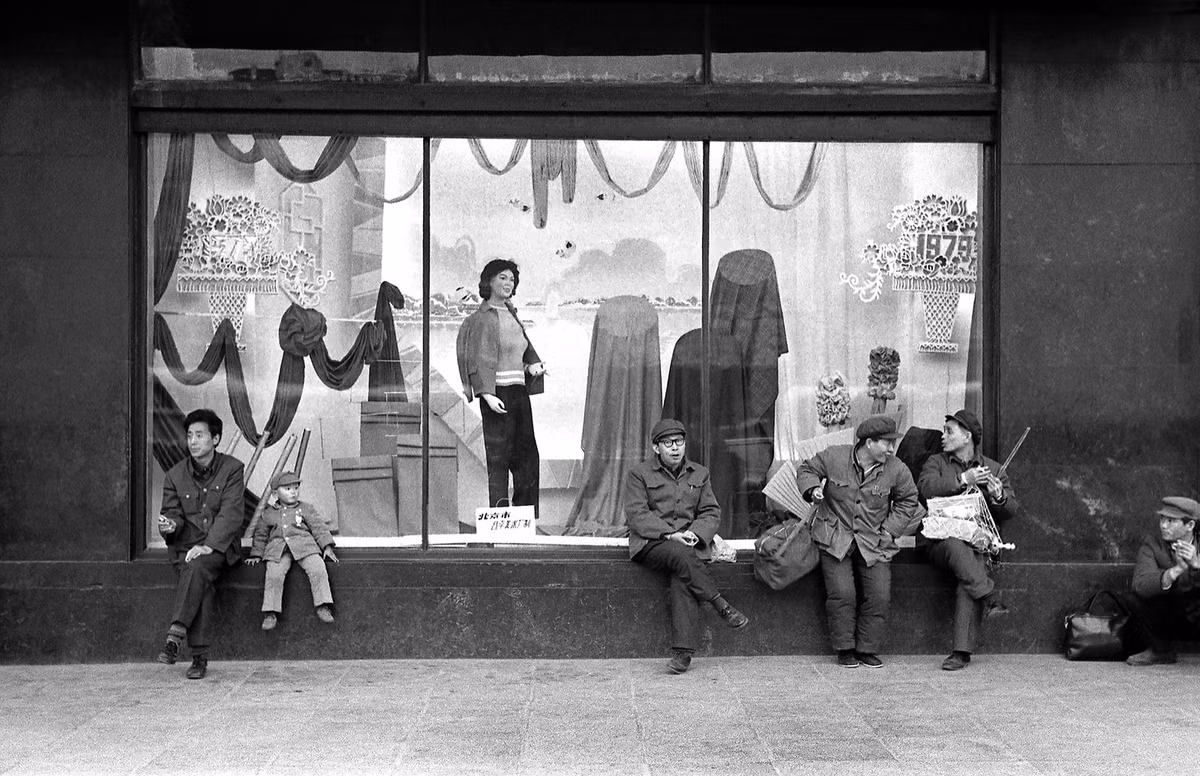 Bên ngoài ô cửa kính của cửa hàng bách hóa.