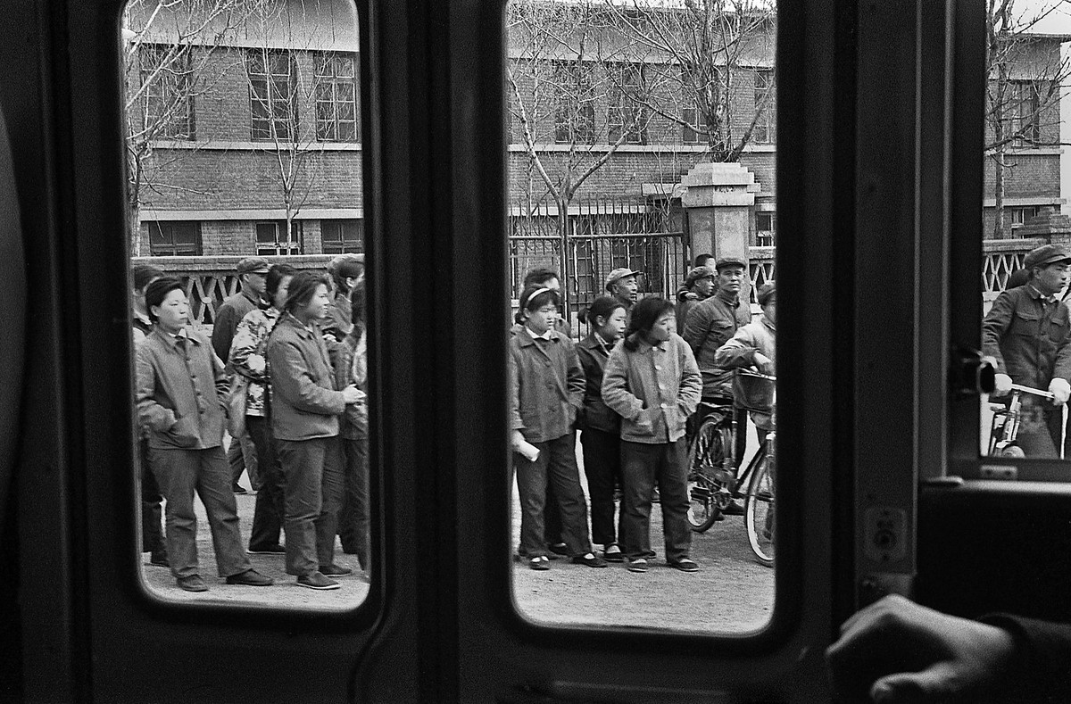 Khung cảnh nhìn từ trong xe buýt. 