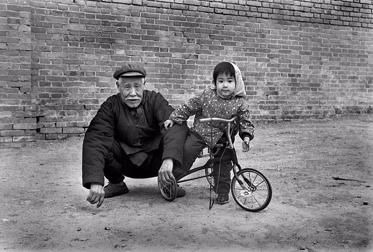 Hai ông cháu trong sân nhà.