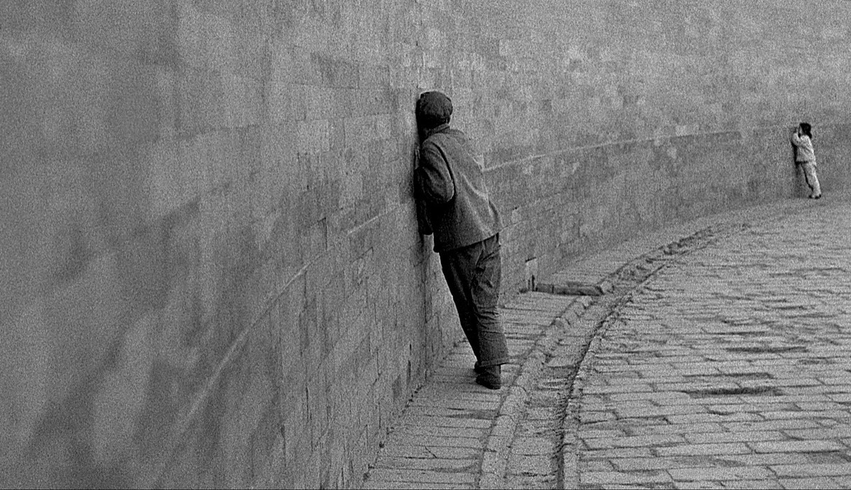 Người dân trải nghiệm hiện tượng âm thanh ở Hồi Âm Bích, bức tường ở di tích Thiên Đàn nổi tiếng với khả năng phản xạ sóng âm thanh kỳ lạ.