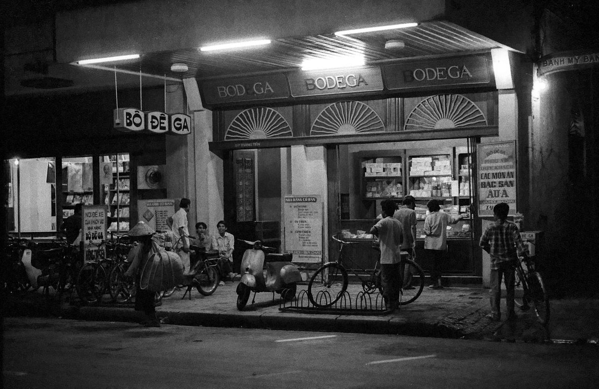 Nhà hàng Bodega trên phố Tràng Tiền. Trên vỉa hè có những chiếc giá để xe đạp bằng sắt.