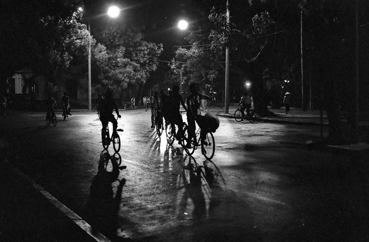 Góc Hàng Trống - Lê Thái Tổ, bờ hồ Hoàn Kiếm buổi tối.