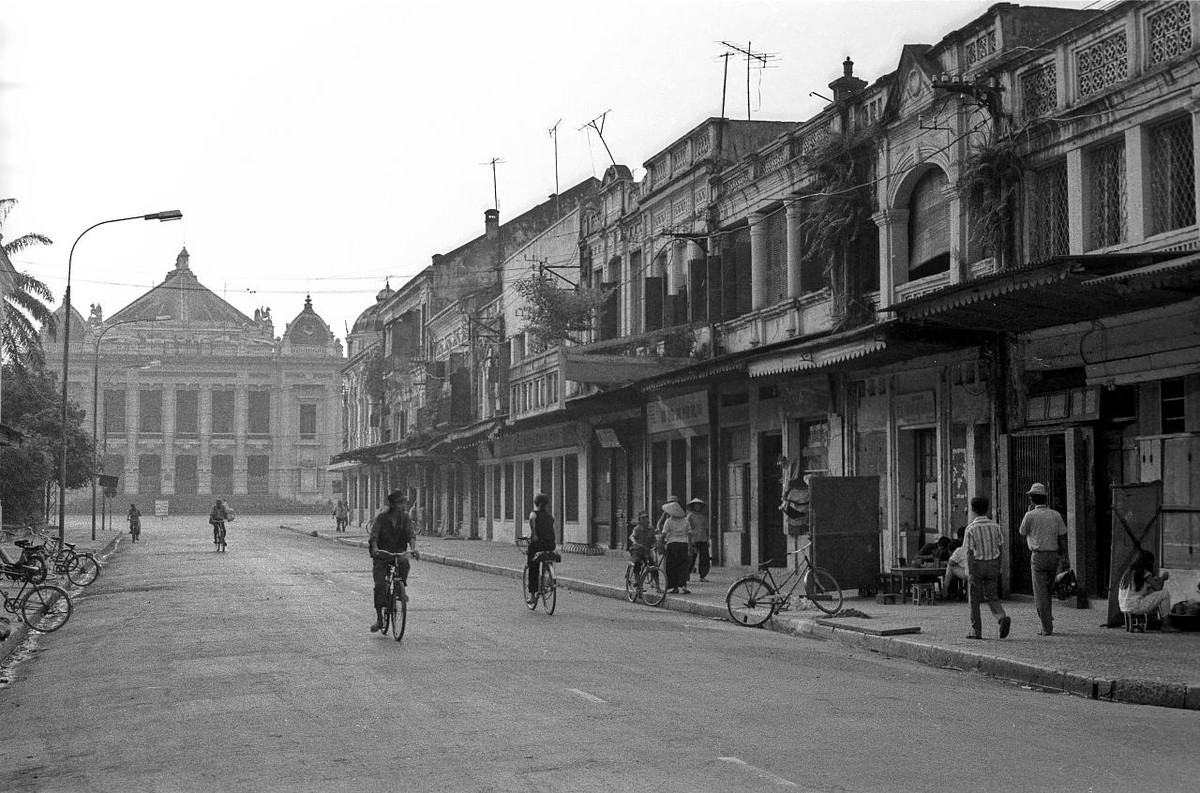 Phố Tràng Tiền và Nhà hát Lớn ở Hà Nội năm 1989. Ảnh: Cemetery_gate_181 Flickr.