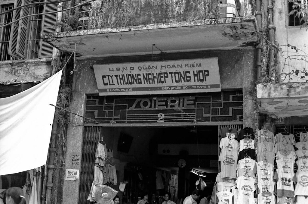 Cửa hàng số 2 Hàng Ngang. Trên cổng nhà có chữ "Soierie", tiếng Pháp nghĩa là "Lụa".