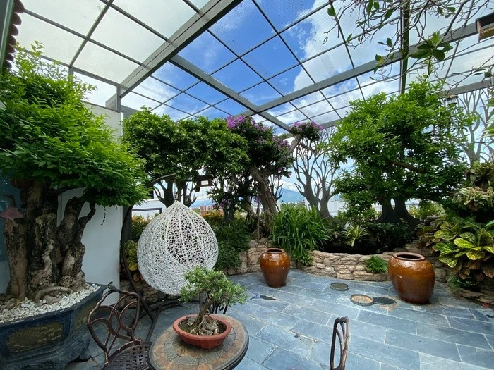 "Ban đầu ai cũng cản, trồng cây sân thượng đã khó, nuôi thêm chim nữa càng khó. Nhất là vấn đề chống thấm. Nhưng mình vẫn quyết làm. Mình nghiên cứu về công nghệ trồng cây trên sân thượng của Singapore, rồi đọc hết các kinh nghiệm về làm avi, nghiên cứu về các loài chim", anh Nguyễn Huyền Anh cho biết.