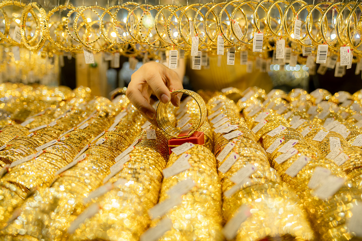 Gia vang hom nay 25/8: Tang giam dot ngot, giang co moc 67 trieu/luong