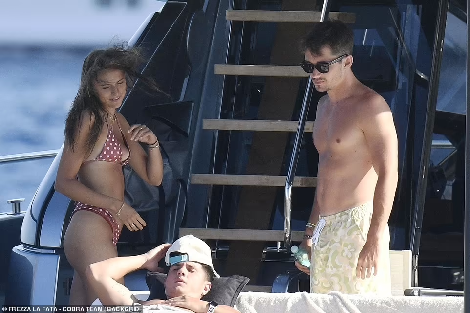 Hiện cả hai được cho là đang sống cùng nhau trong căn hộ xa hoa của Charles Leclerc ở Monte Carlo, Monaco. Charles Leclerc hiện có mức lương khoảng 10 triệu bảng mỗi năm.