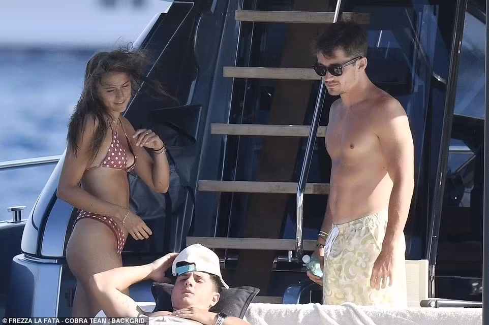 Hiện cả hai được cho là đang sống cùng nhau trong căn hộ xa hoa của Charles Leclerc ở Monte Carlo, Monaco. Charles Leclerc hiện có mức lương khoảng 10 triệu bảng mỗi năm.