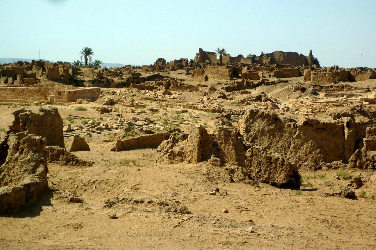 Bất chấp điều kiện tự nhiên khắc nghiệt, vào thế kỷ thứ 2 SCN, một nền văn minh đô thị đã phát triển ở trung tâm Sahara, được biết đến với tên gọi Garamantes. Nền văn minh này đã sụp đổ vào thế kỷ 5 khi nguồn nước ngầm nuôi sống cư dân bị cạn kiệt.