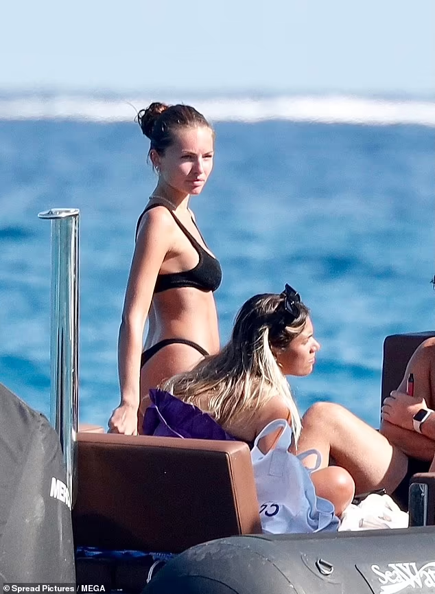 Thylane Blondeau sở hữu gương mặt xinh đẹp và body cân đối, tuy nhiên, nhiều người cho rằng dù ngoại hình hiện tại được khen ngợi nhưng không còn xứng với danh xưng "Cô gái xinh đẹp nhất thế giới" được TC Candler bình chọn vào năm 2007 và 2018.