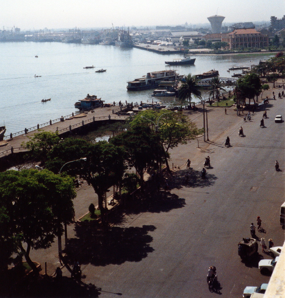 Đường Tôn Đức Thắng, phía trước khách sạn Majestic.