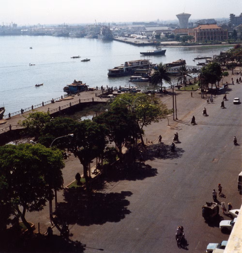 Đường Tôn Đức Thắng, phía trước khách sạn Majestic.