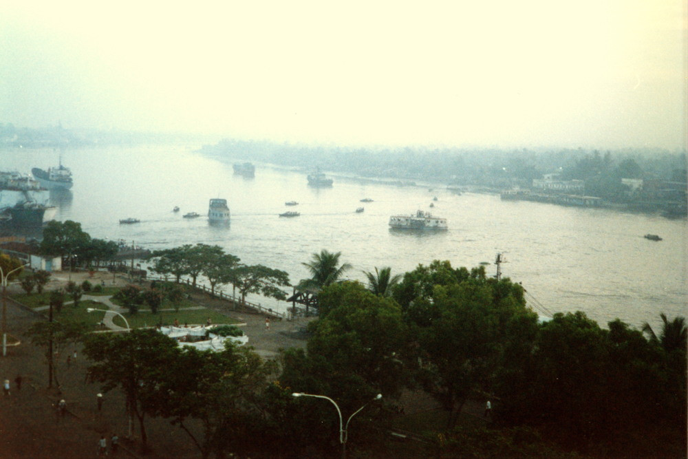 Công viên bến Bạch Đằng và sông Sài Gòn nhìn từ khách sạn Majestic.