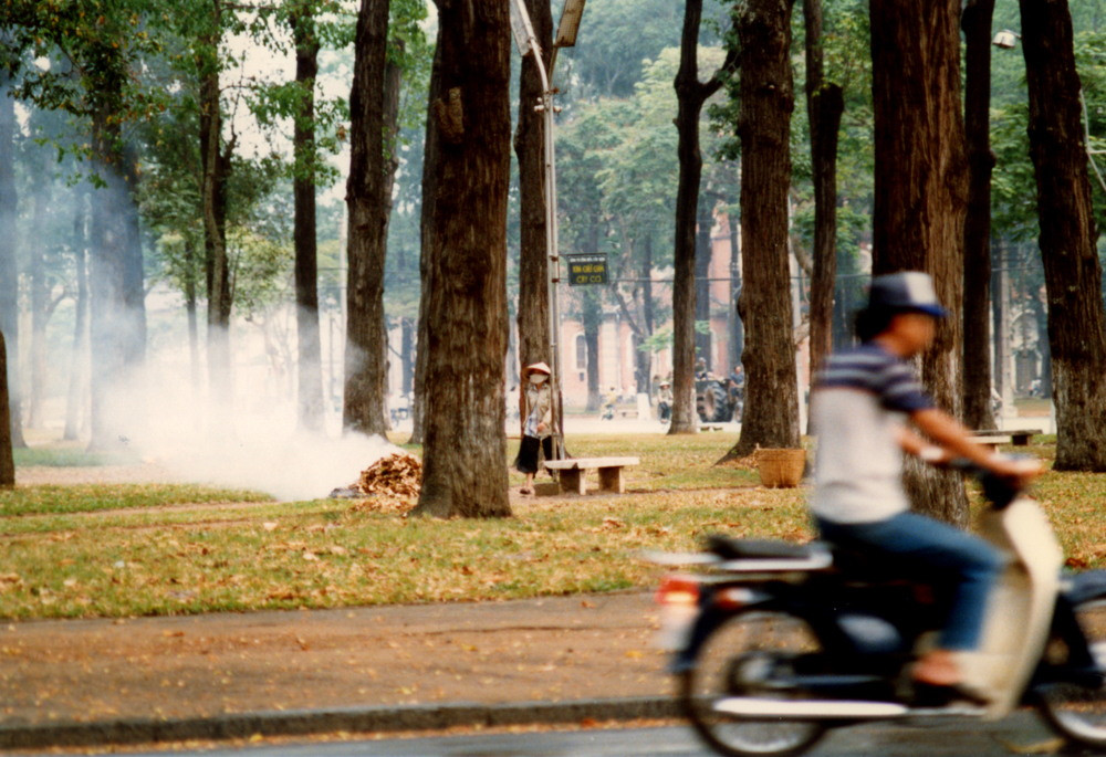 Khu vực công viên 30 Tháng 4, phía xa là nhà thờ Đức Bà.