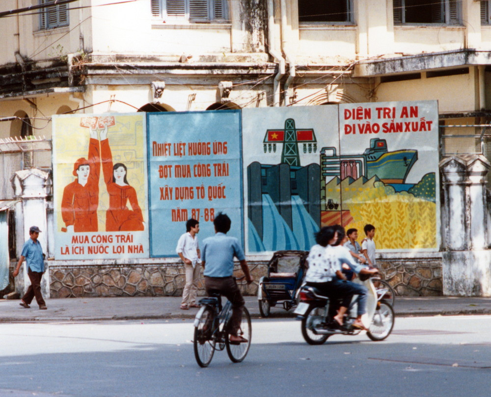 Tranh cổ động ở một góc phố.