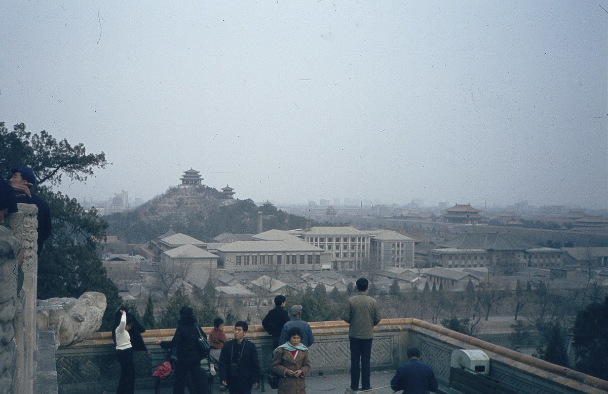 Từ công viên Bắc Hải nhìn về phía Đông. Đồi Cảnh Sơn nằm bên trái, khu Tử Cấm Thành phía bên phải.