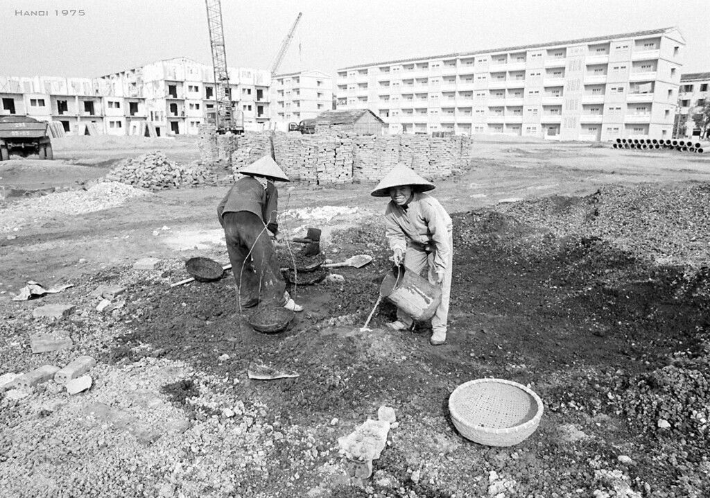 Trên công trường xây dựng một khu nhà tập thể ở Hà Nội, 12/5/1975.