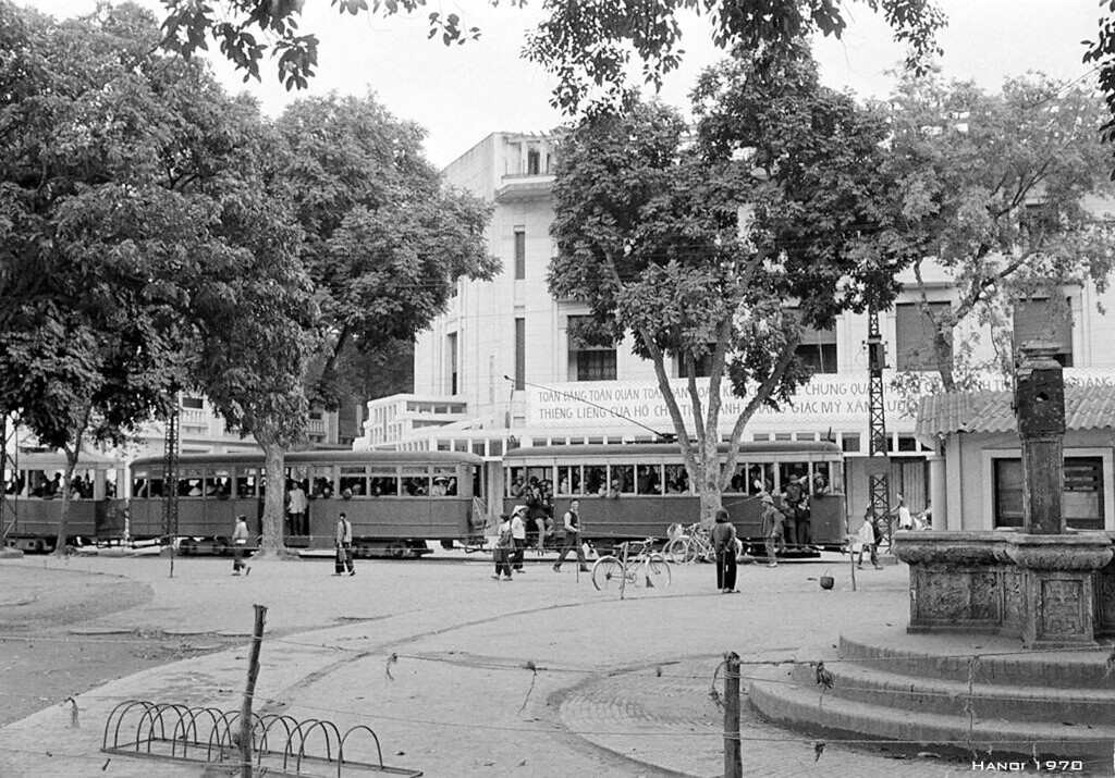 Tàu điện trên phố Đinh Tiên Hoàng, gần ngã ba Đinh Lễ - Đinh Tiên Hoàng, 10/3/1970.