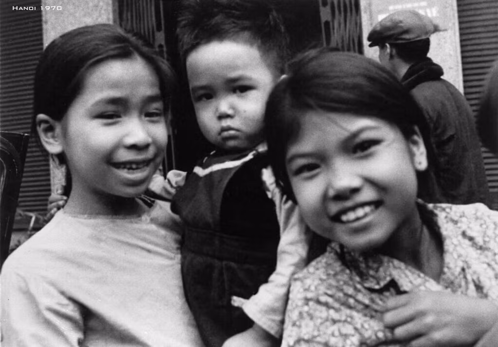 Trẻ em trên đường phố Hà Nội, 10/3/1970.