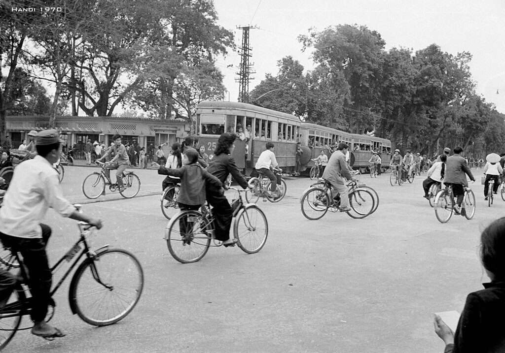 Tàu điện và những chiếc xe đạp trên một con đường ở Hà Nội ngày 9/3/1970. Ảnh: Alma De Luce/AP Photo.