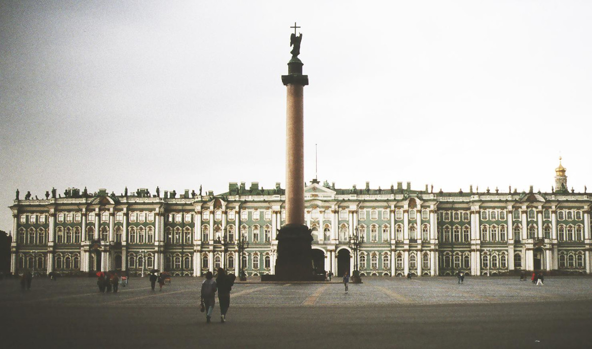 Trên quảng trường phía trước cung điện Mùa Đông.