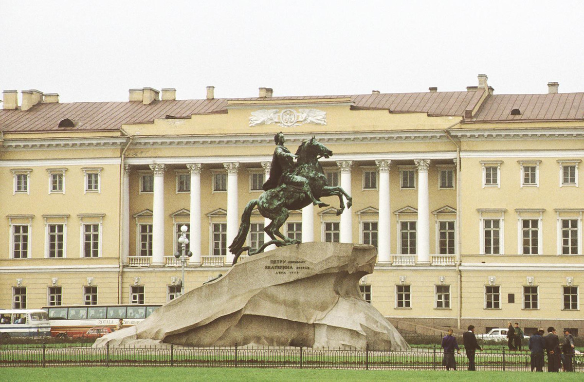 Tượng đài Kỵ sĩ Đồng, công trình tưởng niệm Pyotr Đại đế, nằm phía trước tòa nhà Hải quân.