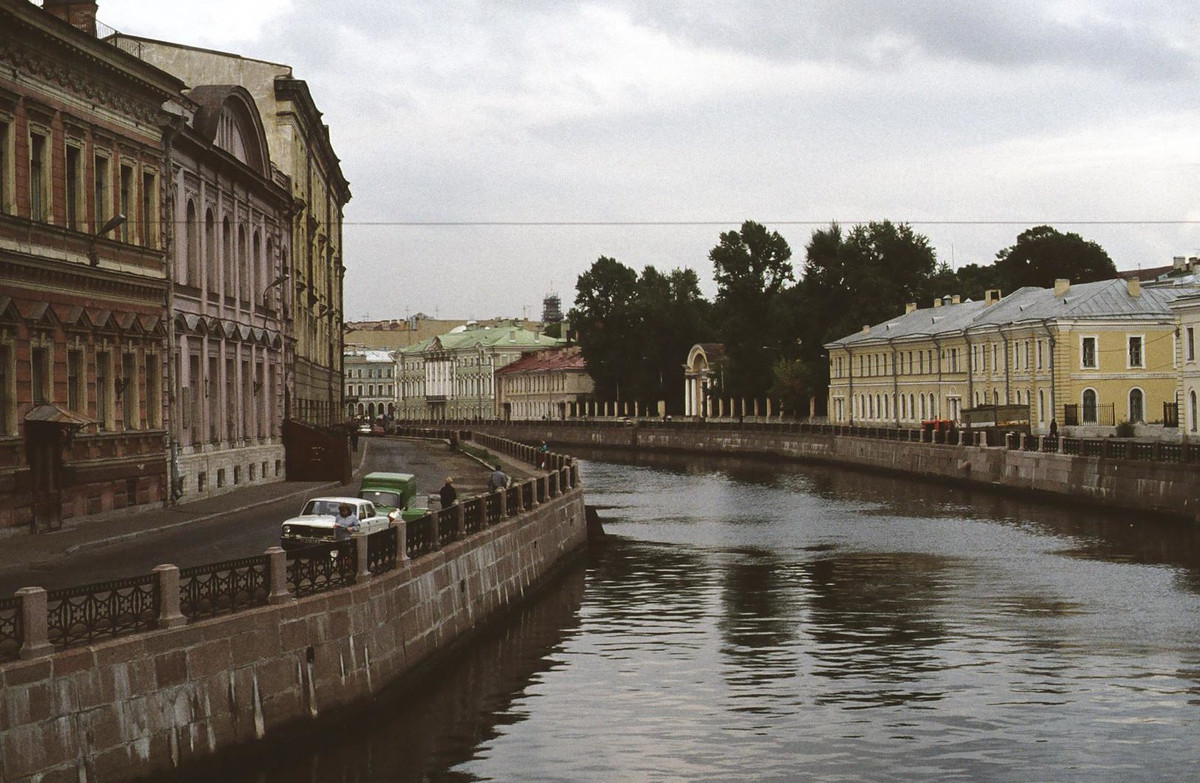 Kênh Griboedov nhìn từ một cây cầu.
