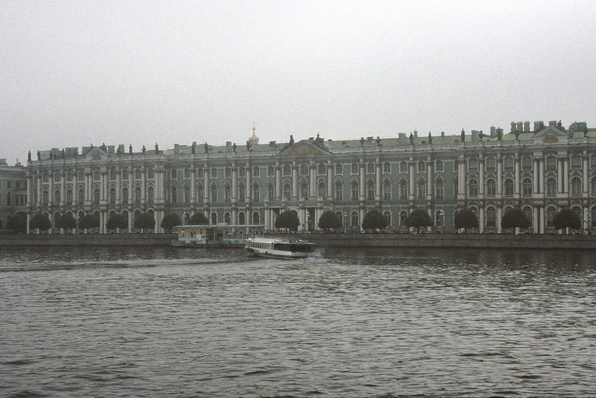 Cung điện Mùa Đông nhìn từ sông Neva. Công trinhg được Catherine Đại đế cho xây năm 1764, nay là một phần của Bảo tàng Hermitage.