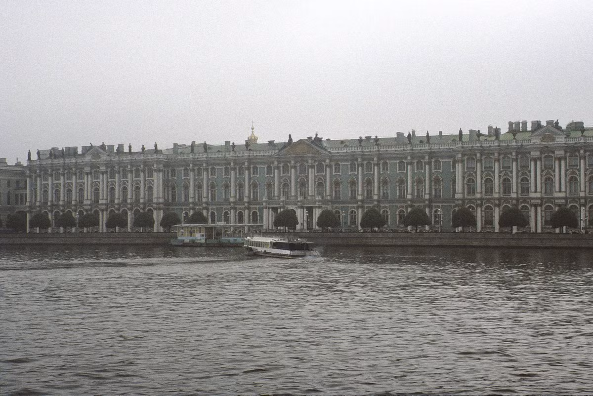 Cung điện Mùa Đông nhìn từ sông Neva. Công trinhg được Catherine Đại đế cho xây năm 1764, nay là một phần của Bảo tàng Hermitage.