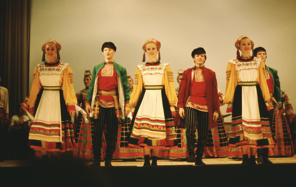 Các vũ công trong buổi biểu diễn nghệ thuật truyền thống ở Leningrad.