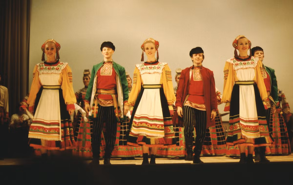 Các vũ công trong buổi biểu diễn nghệ thuật truyền thống ở Leningrad.