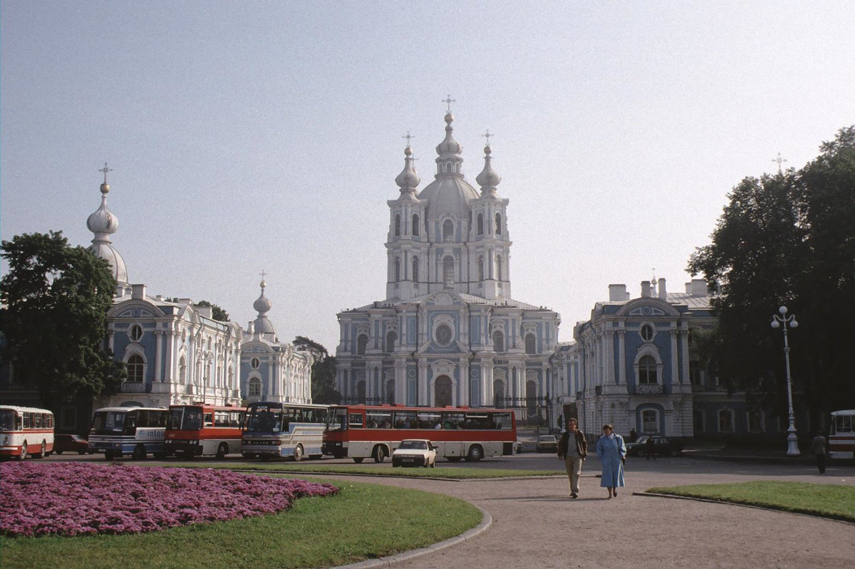 Bên ngoài nhà thờ Chính tòa Smolny. Công trình này được xây dựng từ năm 1748-1764.