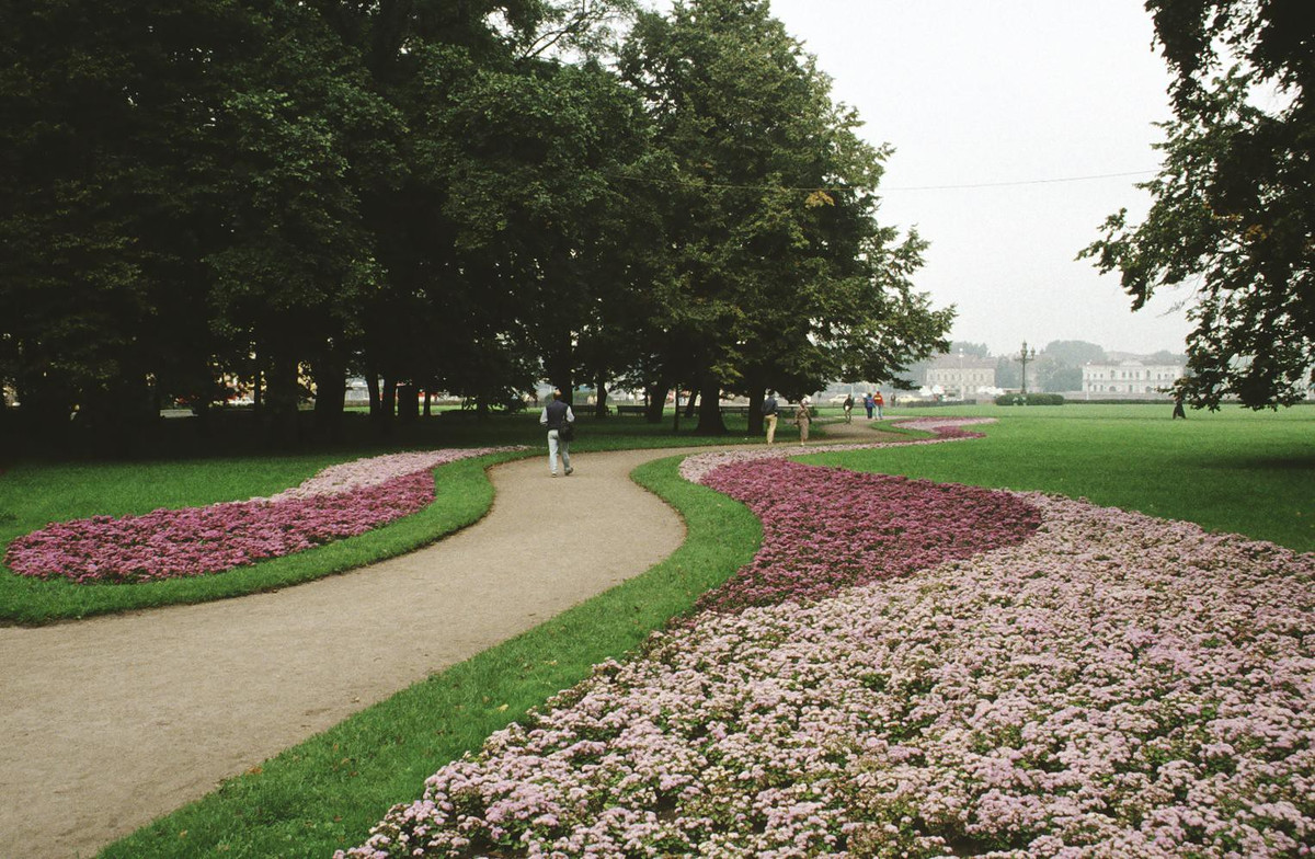 Công viên bên bờ sông Neva, gần tượng đài Kỵ sĩ Đồng.