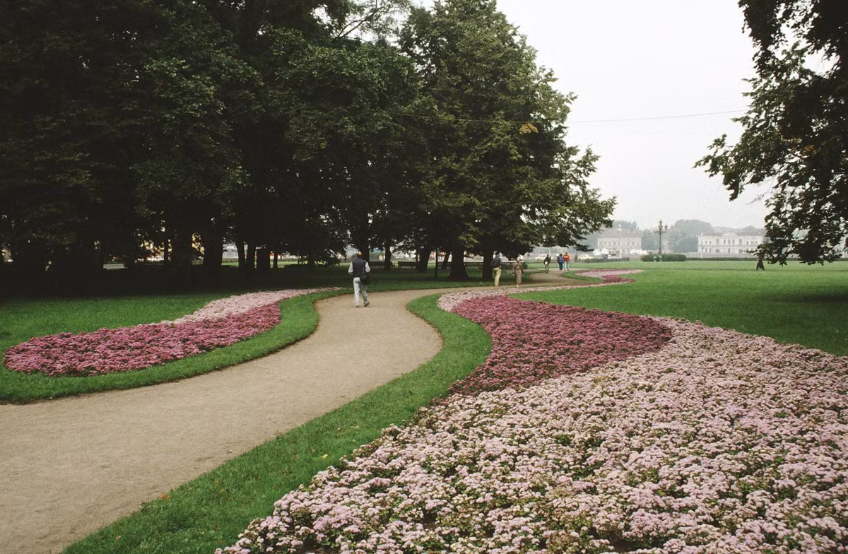 Công viên bên bờ sông Neva, gần tượng đài Kỵ sĩ Đồng.