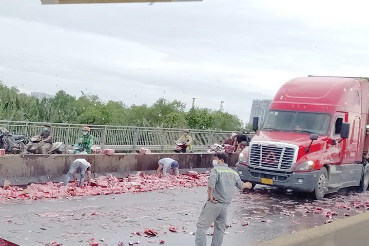 Người đi đường dừng xe, vào làn ôtô lấy nước ngọt. Ảnh: V.P.