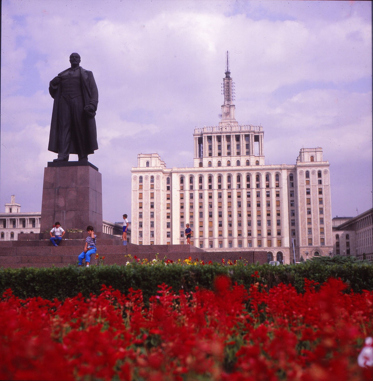 Tượng đài lãnh tụ V. I Lenin phía trước tòa nhà Casa Scanteii, công trình xây dựng vào thập niên 1950 làm trụ sở một số cơ quan của Đảng Cộng sản Romania ở Bucharest.