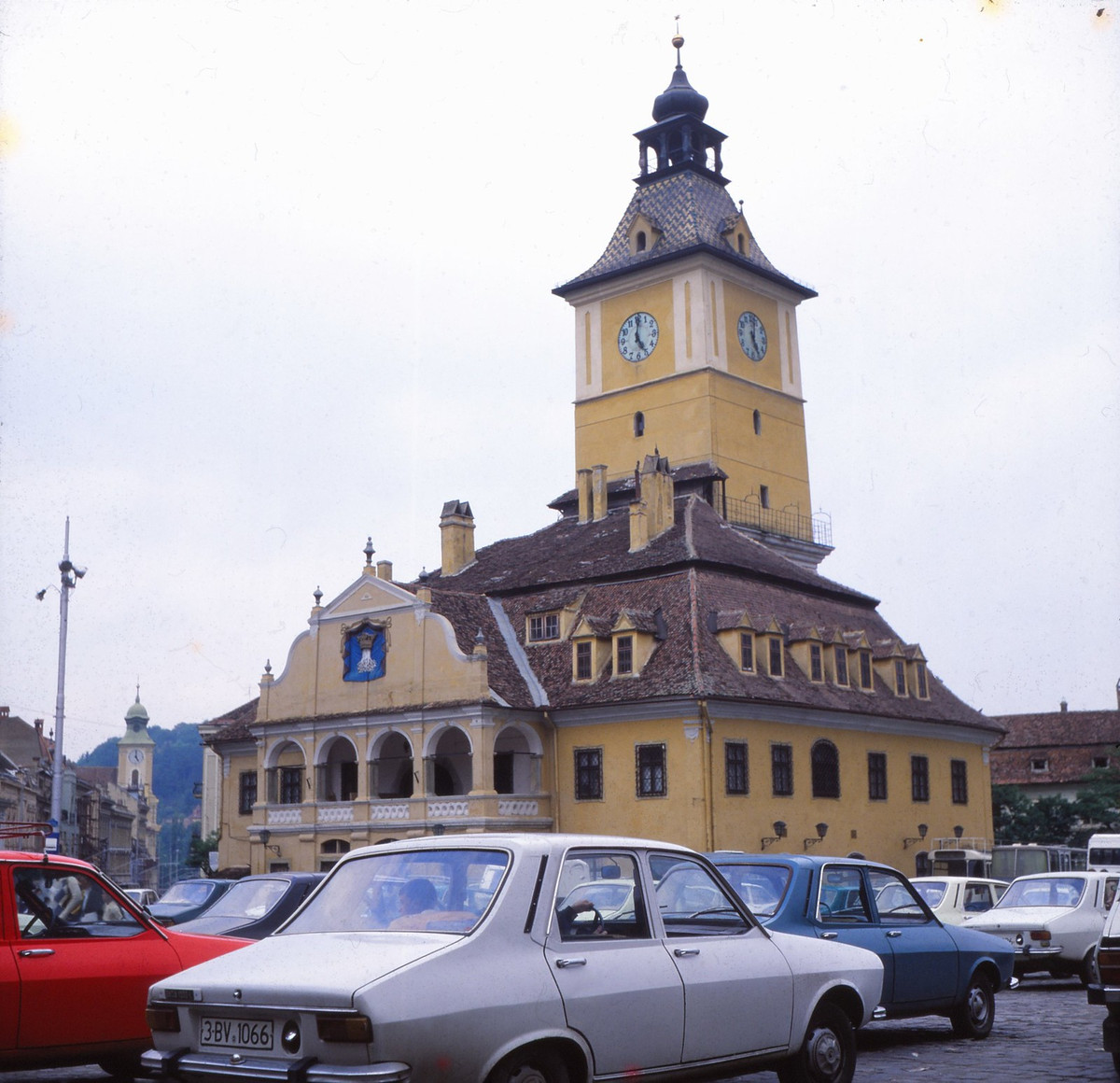 Đường phố Brasov, thành phố thủ phủ của hạt Brasov, là đô thị lớn thứ 8 Romania.