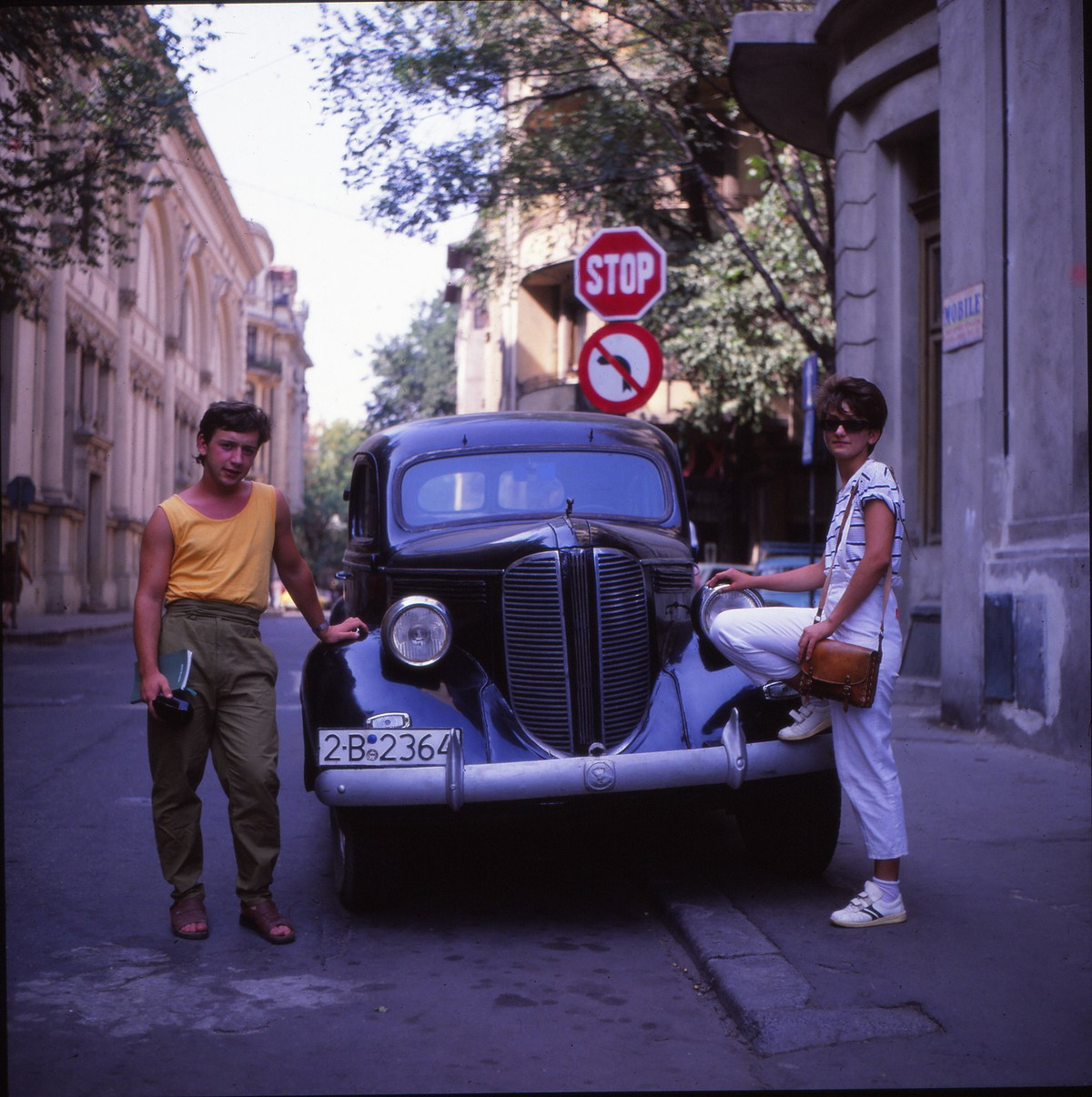 Cặp đôi bên chiếc xe cổ ở Bucharest.