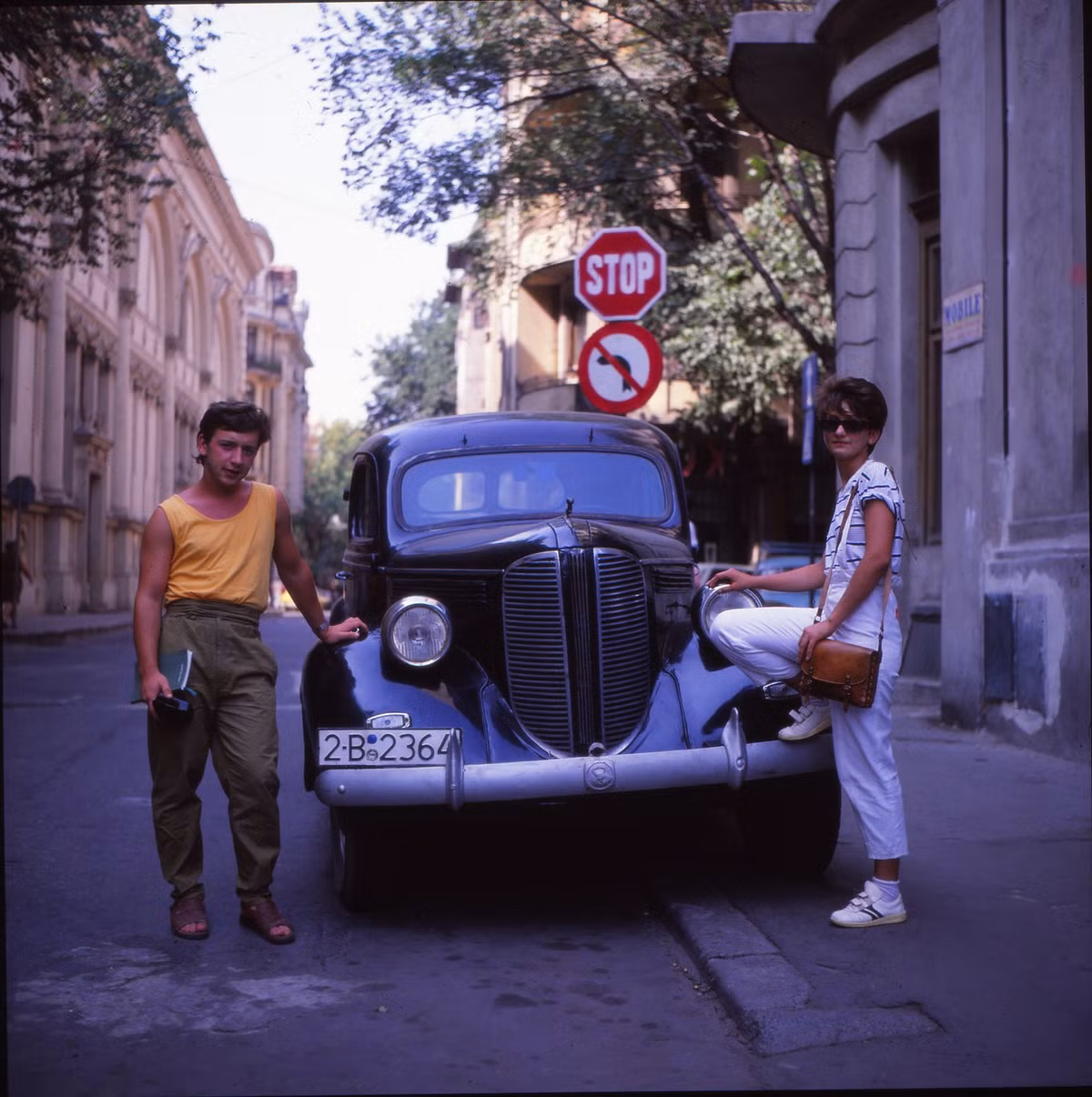 Cặp đôi bên chiếc xe cổ ở Bucharest.