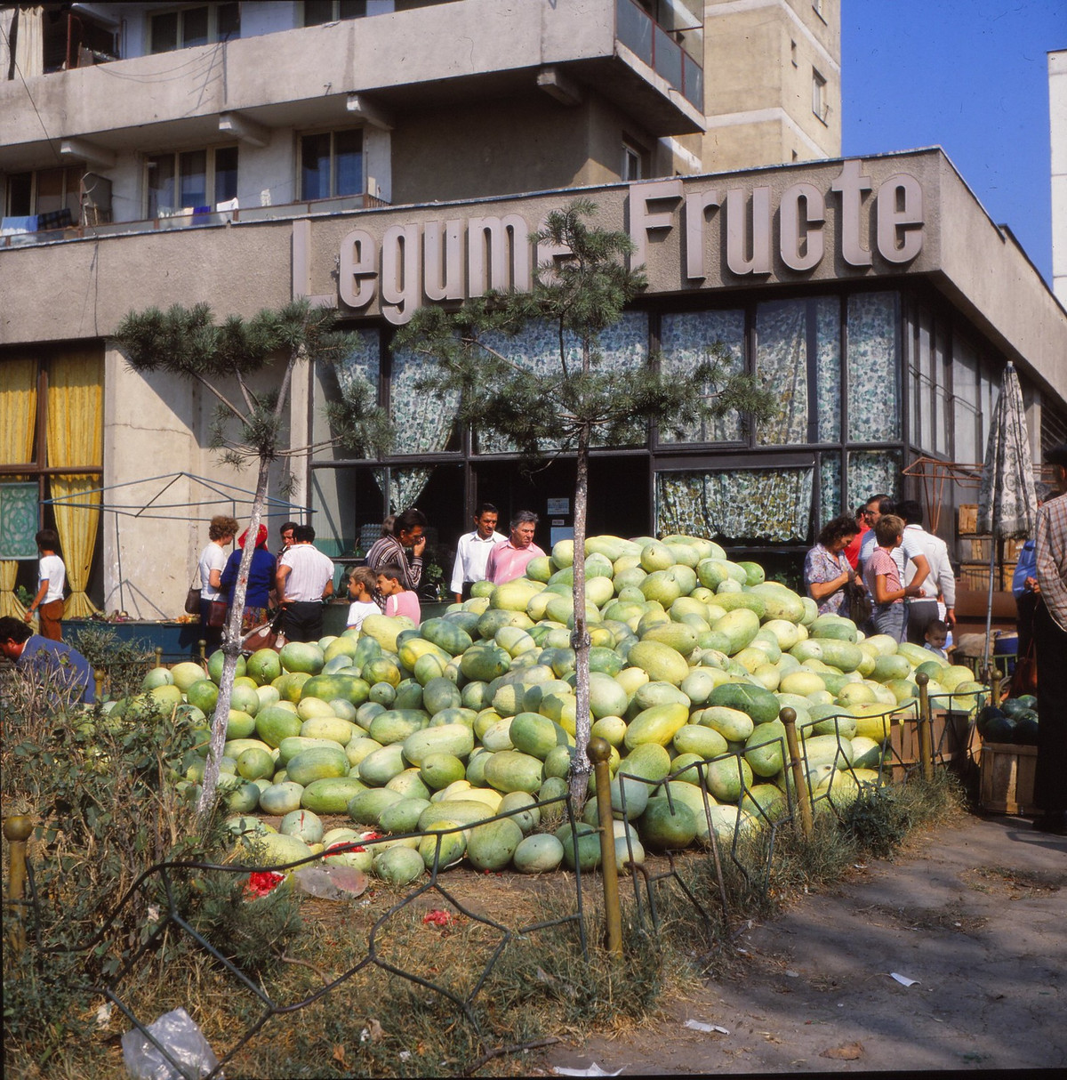 Dưa hấu chất đống bên ngoài cửa hàng hoa quả ở phố Giurgiului, thành phố Bucharest.