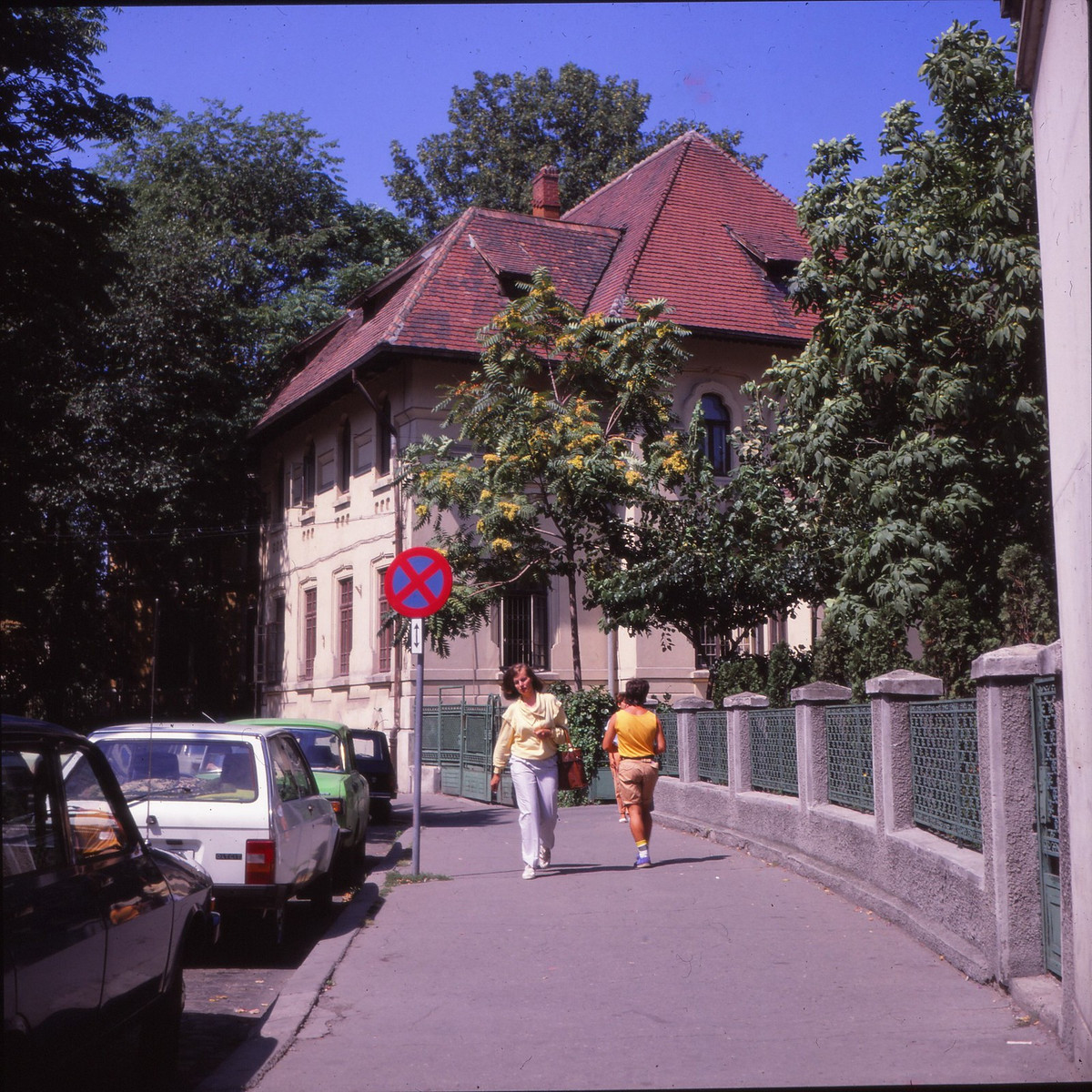 Những người phụ nữ trên đường phố Bucharest.