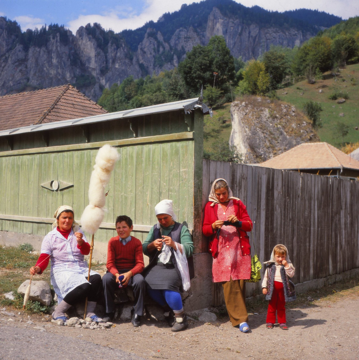 Phụ nữ và trẻ em địa phương gần thị xã Bicaz, hạt Maramures.