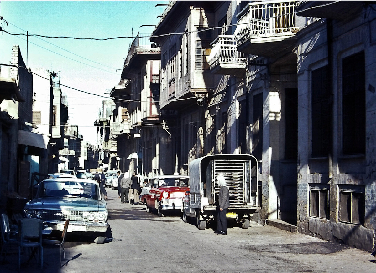 Xe hơi đậu la liệt trong ngõ hẻm.