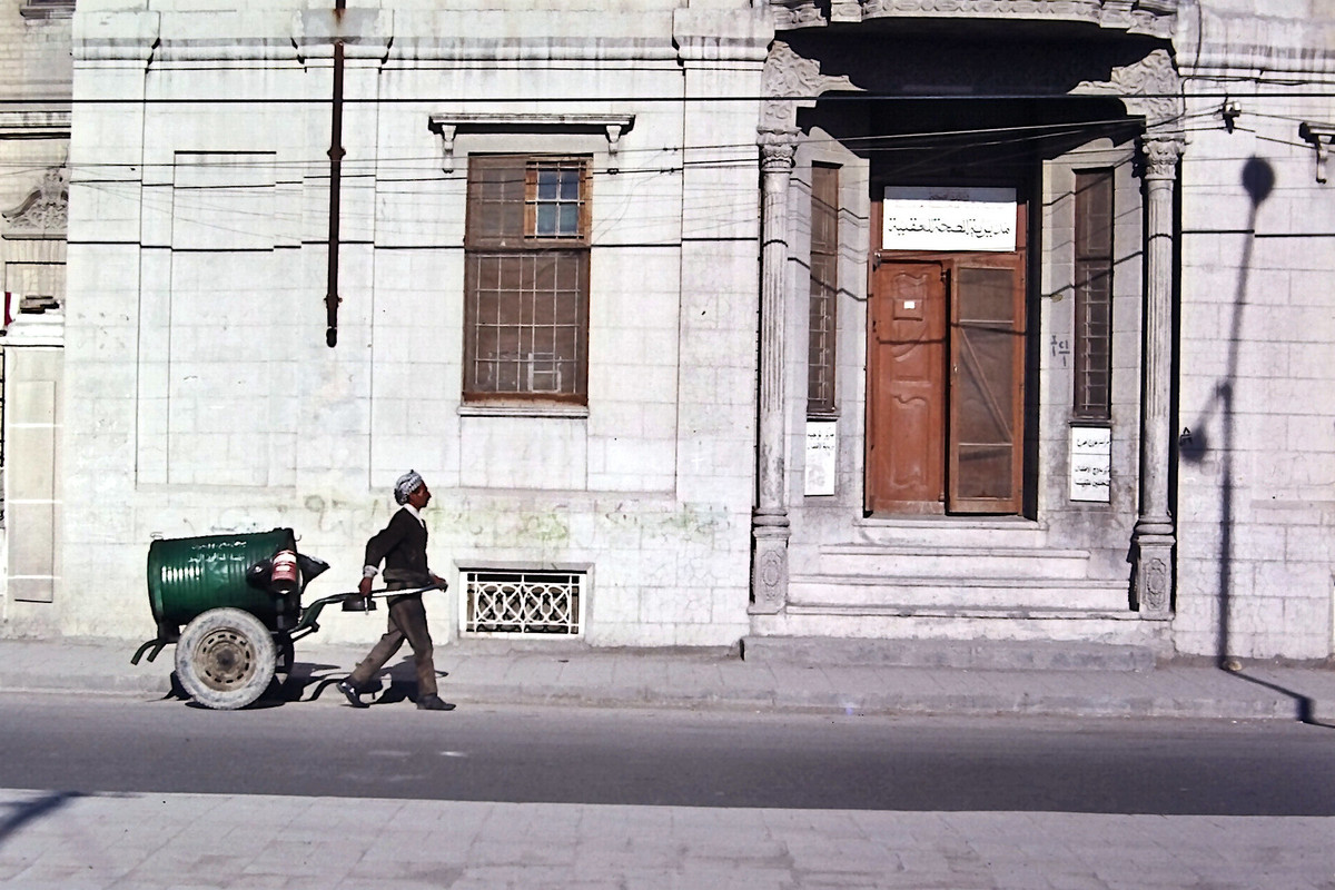 Bên ngoài một tòa nhà sang trọng.