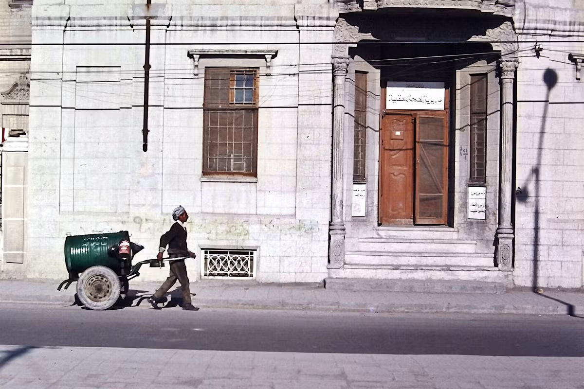 Bên ngoài một tòa nhà sang trọng.