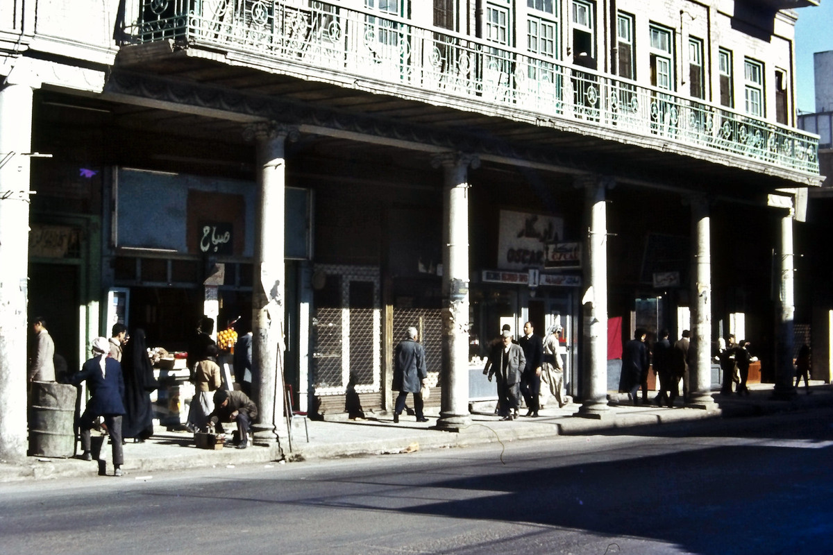 Người dân rảo bộ bên ngoài các cửa hàng.