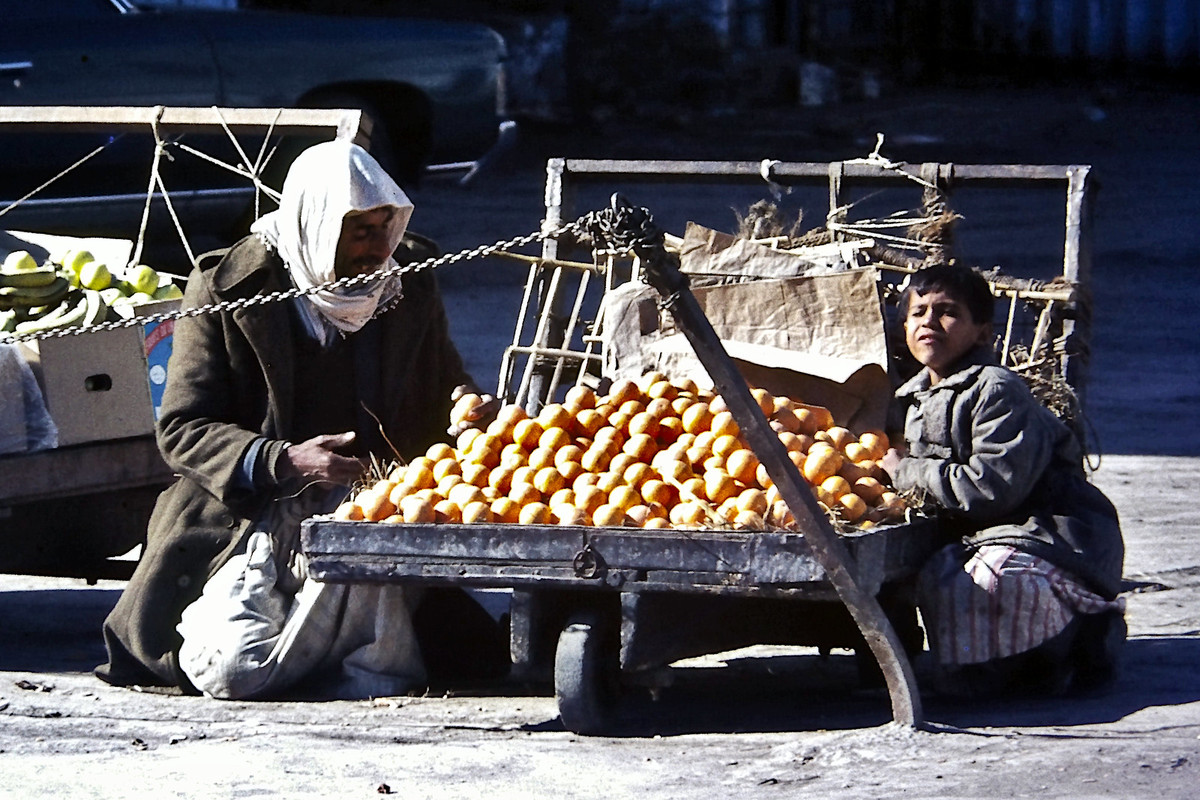 Cửa hàng bán cam bên lề đường.