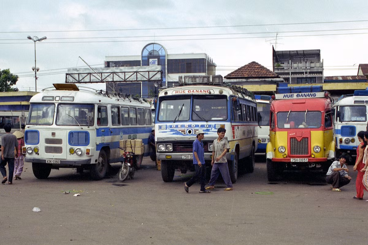 Từ trái quả phải: Xe Paz (Hải Âu) của Liên Xô, xe Desoto của Mỹ và xe Renault Goélette của Pháp ở bến xe Đà Nẵng.