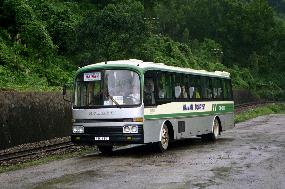 Xe Huyndai biển số 43K-28-51 trên đèo Hải Vân.