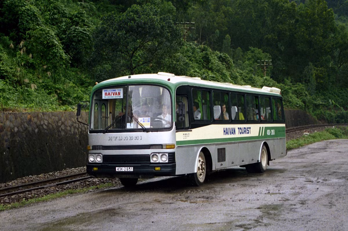 Xe Huyndai biển số 43K-28-51 trên đèo Hải Vân.